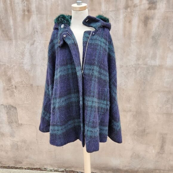 RARE bloggers favorite plaid cape with a faux fur lined hood - Picture 8 of 15